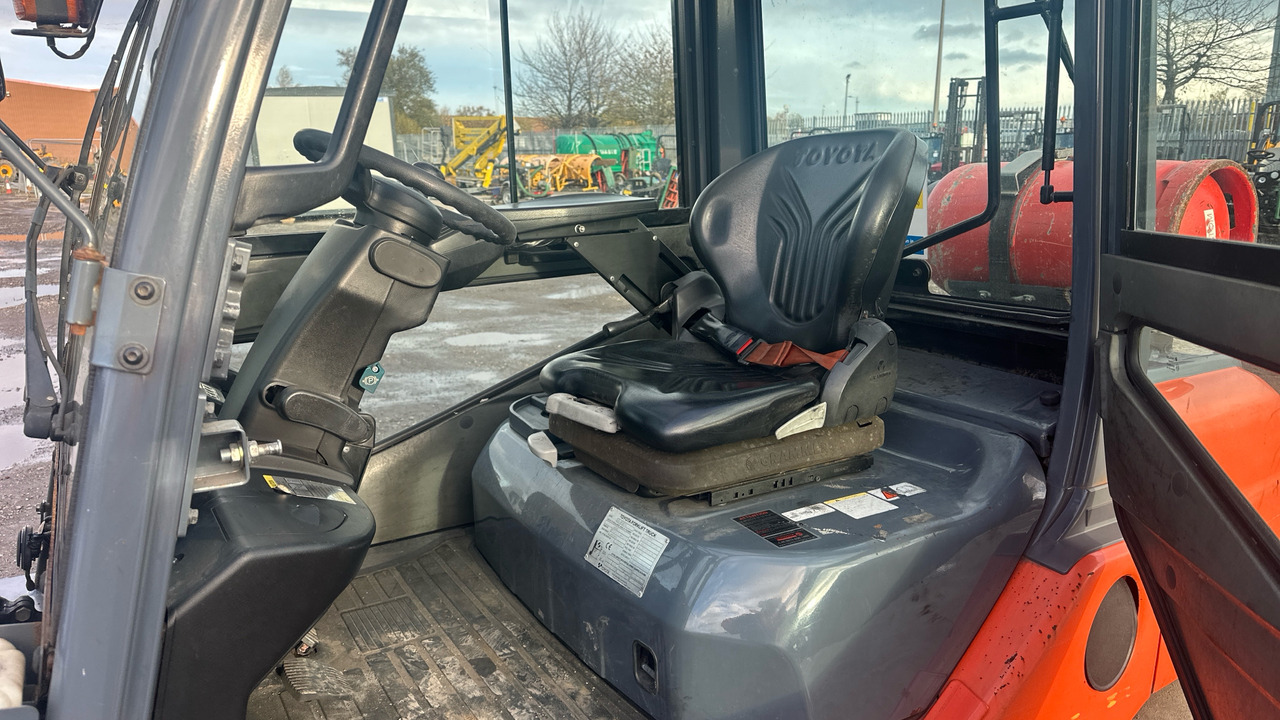 TOYOTA TONERO 30 - Chariot élévateur à gaz: photos 5 TOYOTA TONERO 30 - Chariot élévateur à gaz: photos 5