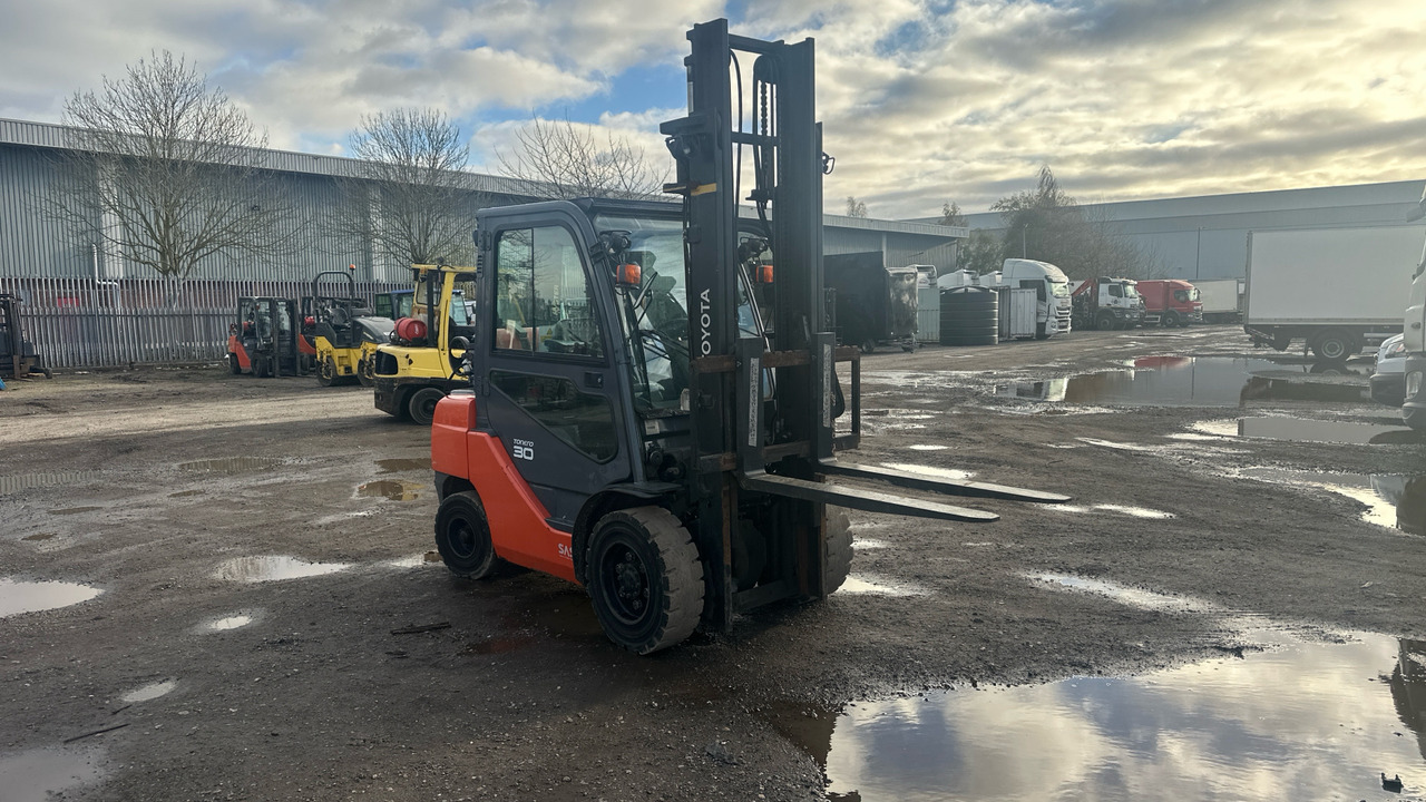 TOYOTA TONERO 30 - Chariot élévateur à gaz: photos 1 TOYOTA TONERO 30 - Chariot élévateur à gaz: photos 1