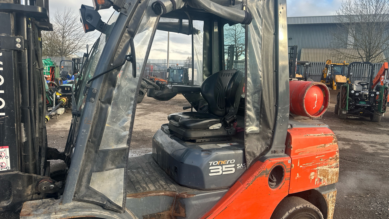 TOYOTA TONERO 35 - Chariot élévateur à gaz: photos 5 TOYOTA TONERO 35 - Chariot élévateur à gaz: photos 5