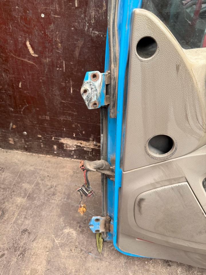 DAF XF 105,460 Beifahrertür Blau Spiegel Innenverkleidung LN 48 - Portière et pièces pour Camion: photos 4 DAF XF 105,460 Beifahrertür Blau Spiegel Innenverkleidung LN 48 - Portière et pièces pour Camion: photos 4