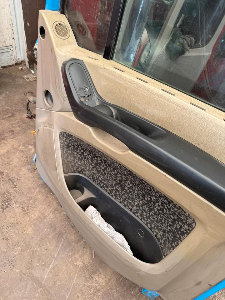 DAF XF 105,460 Beifahrertür Blau Spiegel Innenverkleidung LN 48 - Portière et pièces pour Camion: photos 3 DAF XF 105,460 Beifahrertür Blau Spiegel Innenverkleidung LN 48 - Portière et pièces pour Camion: photos 3