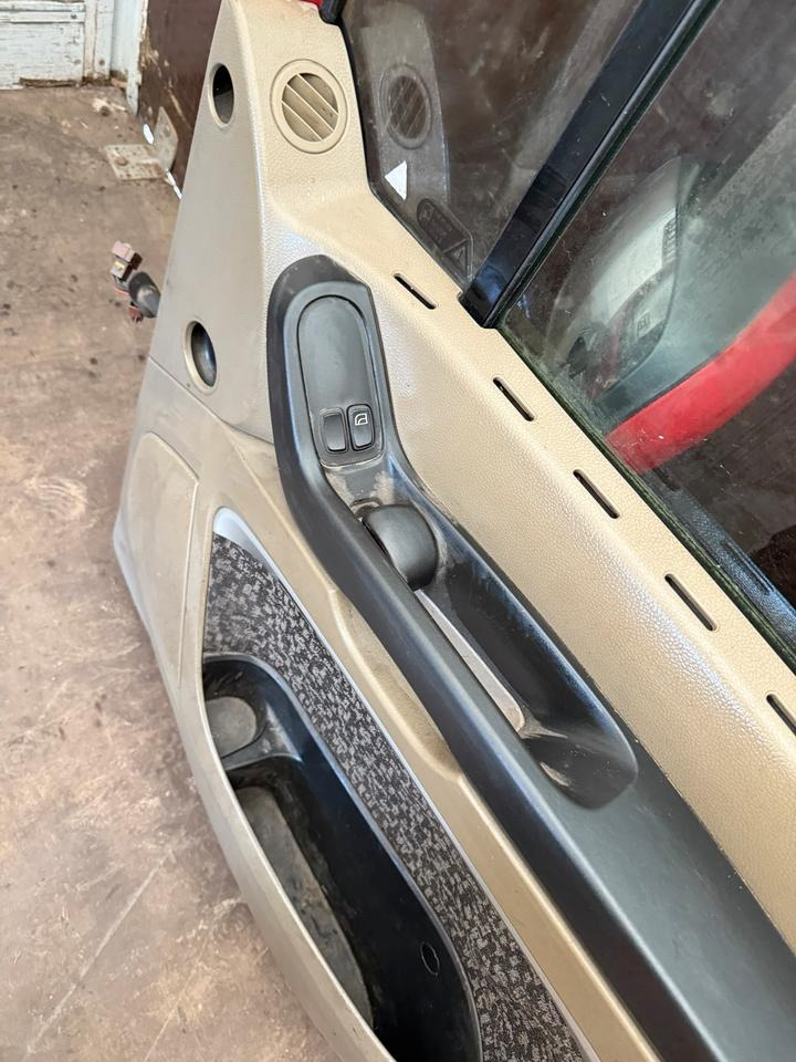 DAF XF 105,460 Beifahrertür Rot Spiegel Innenverkleidung LN 46 - Portière et pièces pour Camion: photos 5 DAF XF 105,460 Beifahrertür Rot Spiegel Innenverkleidung LN 46 - Portière et pièces pour Camion: photos 5