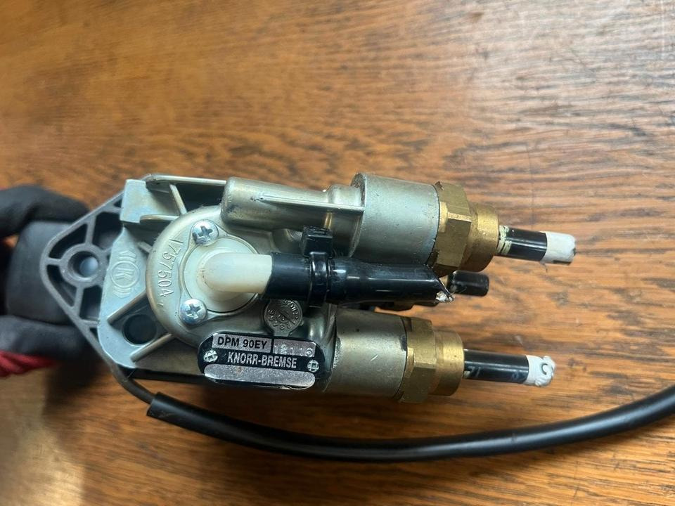 IVECO Stralis KNORR-BREMSE Bremsventil Handbremsventil DPM90EY - Valve de frein pour Camion: photos 2 IVECO Stralis KNORR-BREMSE Bremsventil Handbremsventil DPM90EY - Valve de frein pour Camion: photos 2