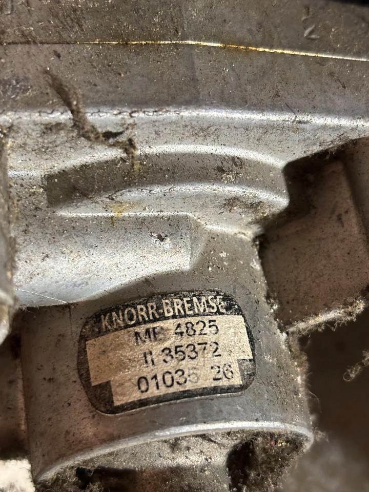KNORR-BREMSE Fußbremsventil MB4825/35372 - Valve de frein pour Camion: photos 3 KNORR-BREMSE Fußbremsventil MB4825/35372 - Valve de frein pour Camion: photos 3
