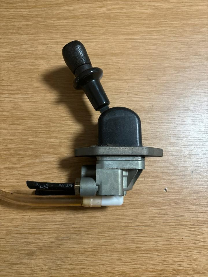 MAN Bremsventil Feststellbremse Handbremsventil 81.52315.6185 - Valve de frein pour Camion: photos 2 MAN Bremsventil Feststellbremse Handbremsventil 81.52315.6185 - Valve de frein pour Camion: photos 2