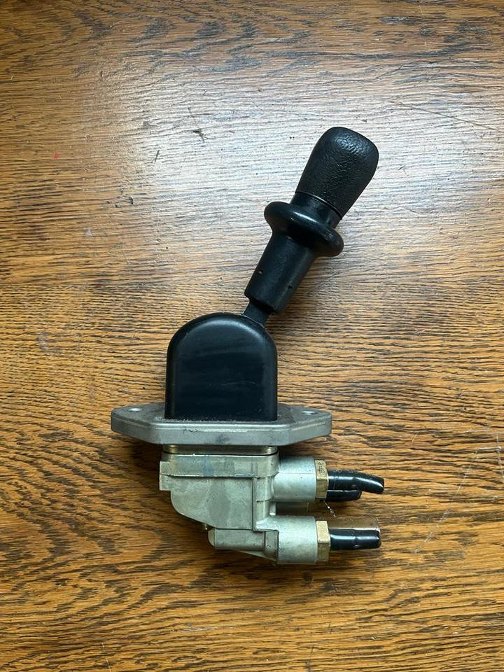 MAN Bremsventil Feststellbremse Handbremsventil 81.52315.6188 - Valve de frein pour Camion: photos 1 MAN Bremsventil Feststellbremse Handbremsventil 81.52315.6188 - Valve de frein pour Camion: photos 1
