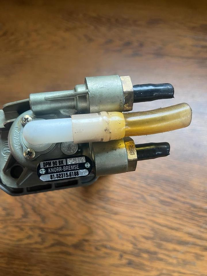MAN Bremsventil Feststellbremse Handbremsventil 81.52315.6188 - Valve de frein pour Camion: photos 2 MAN Bremsventil Feststellbremse Handbremsventil 81.52315.6188 - Valve de frein pour Camion: photos 2