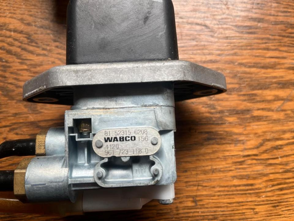 MAN Bremsventil Feststellbremse Handbremsventil 81.52315.6208 - Valve de frein pour Camion: photos 2 MAN Bremsventil Feststellbremse Handbremsventil 81.52315.6208 - Valve de frein pour Camion: photos 2