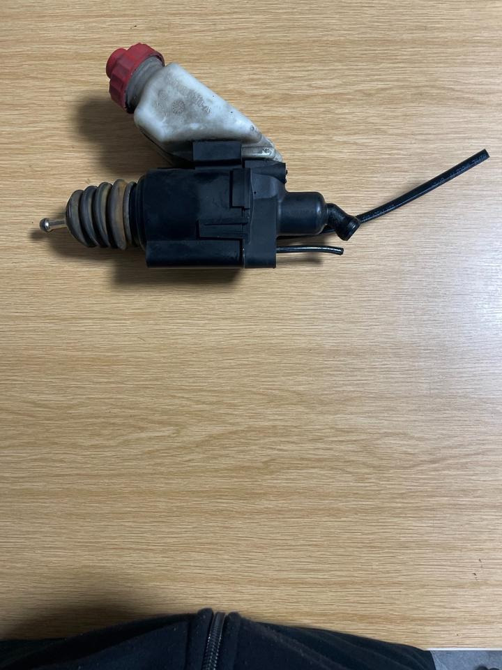 MAN Geberzylinder Kopplung WABCO 81.307006019 - Cylindre d'embrayage pour Camion: photos 1 MAN Geberzylinder Kopplung WABCO 81.307006019 - Cylindre d'embrayage pour Camion: photos 1