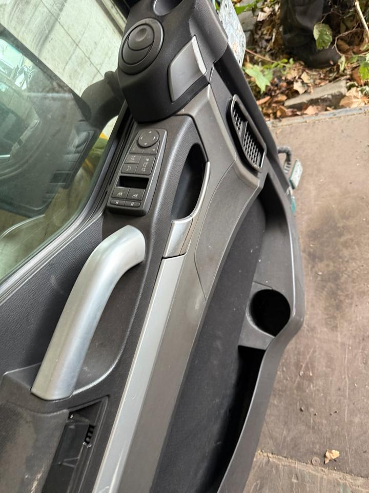 MAN TGX Fahrertür Grün mit Spiegel Innenverkleidung LN 83 - Portière et pièces pour Camion: photos 4 MAN TGX Fahrertür Grün mit Spiegel Innenverkleidung LN 83 - Portière et pièces pour Camion: photos 4