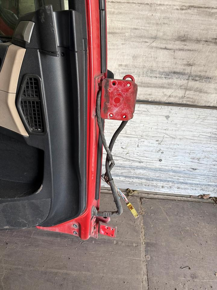 MAN TGX Fahrertür Rot Spiegel Innenverkleidung LN 63 - Portière et pièces pour Camion: photos 3 MAN TGX Fahrertür Rot Spiegel Innenverkleidung LN 63 - Portière et pièces pour Camion: photos 3