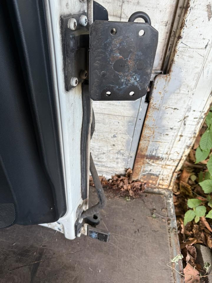 MAN TGX Fahrertür Weiß mit Spiegel Innenverkleidung LN 84 - Portière et pièces pour Camion: photos 3 MAN TGX Fahrertür Weiß mit Spiegel Innenverkleidung LN 84 - Portière et pièces pour Camion: photos 3