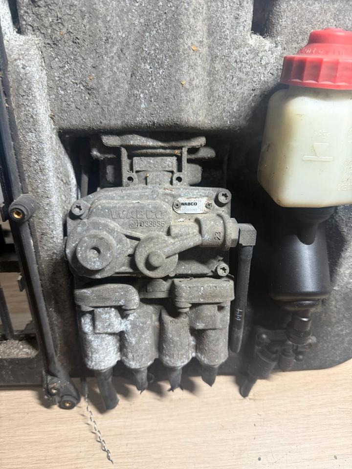 MAN WABCO Fußbremsventil 4800200090 - Pièces de frein pour Camion: photos 2 MAN WABCO Fußbremsventil 4800200090 - Pièces de frein pour Camion: photos 2