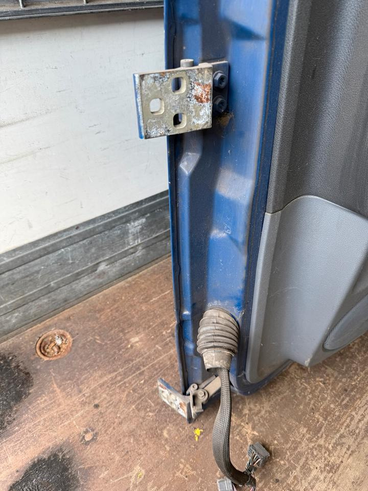 Mercedes Atego 2 Beifahrertür Blau Spiegel Innenverkleidung LN 68 - Portière et pièces pour Camion: photos 4 Mercedes Atego 2 Beifahrertür Blau Spiegel Innenverkleidung LN 68 - Portière et pièces pour Camion: photos 4