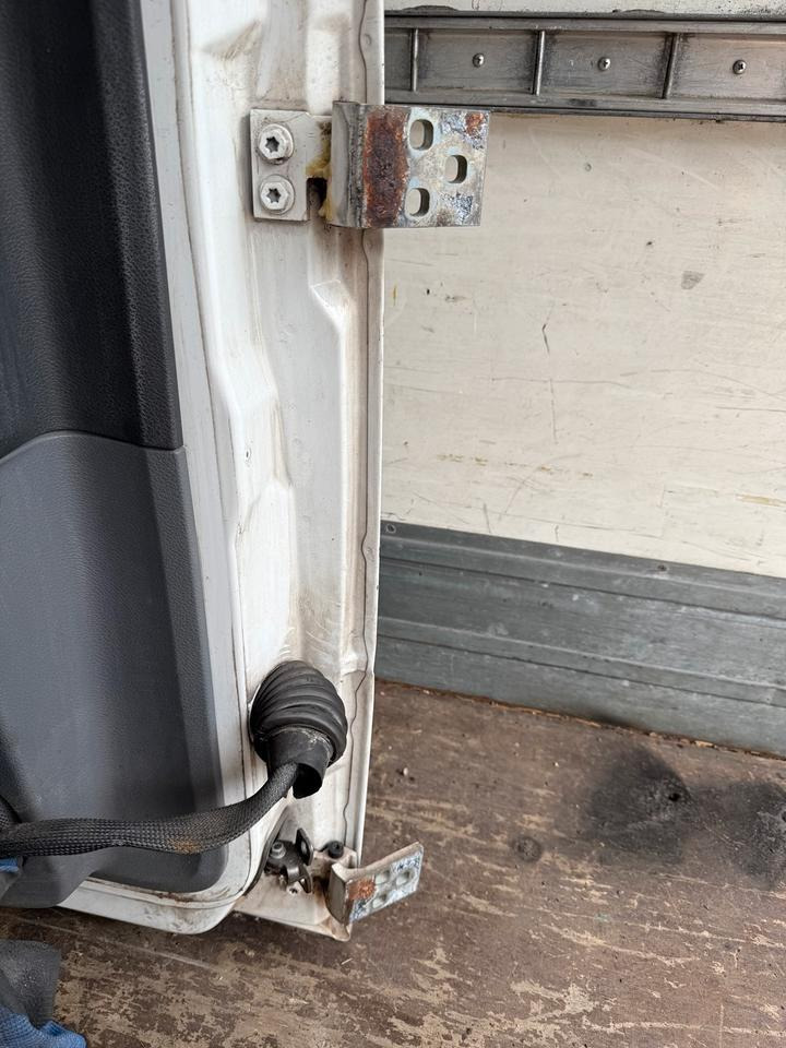 Mercedes Atego 2 Fahrertür Weiße Spiegel Innenverkleidung LN 72 - Portière et pièces pour Camion: photos 3 Mercedes Atego 2 Fahrertür Weiße Spiegel Innenverkleidung LN 72 - Portière et pièces pour Camion: photos 3