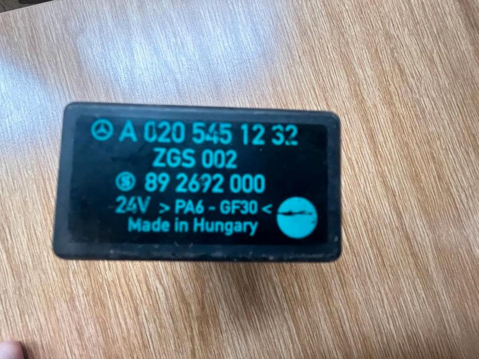 Mercedes Atego Blinkermodul Relais Steuergerät A0205451232 - Bloc de gestion pour Camion: photos 2 Mercedes Atego Blinkermodul Relais Steuergerät A0205451232 - Bloc de gestion pour Camion: photos 2