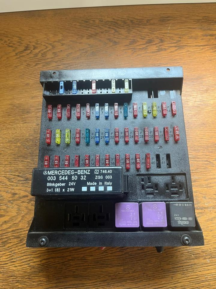 Mercedes Atego Sicherungskasten (Zentralelektrik) A0015433615 - Fusible pour Camion: photos 2 Mercedes Atego Sicherungskasten (Zentralelektrik) A0015433615 - Fusible pour Camion: photos 2