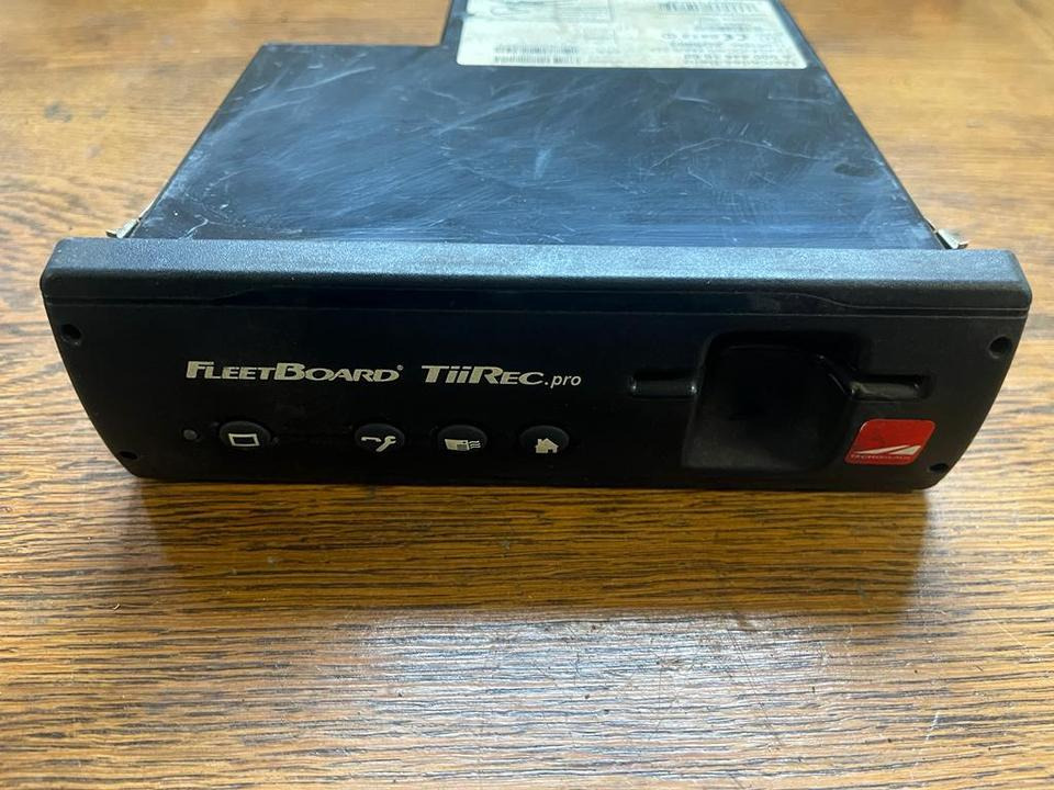 Mercedes-Benz Actros MP4 Tachograph FLEETBOARD A0004461060 - Chronotachygraphe pour Camion: photos 1 Mercedes-Benz Actros MP4 Tachograph FLEETBOARD A0004461060 - Chronotachygraphe pour Camion: photos 1