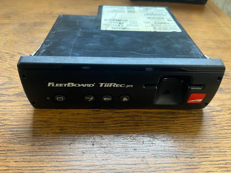 Mercedes-Benz Actros MP4 Tachograph FLEETBOARD A0004462060 - Chronotachygraphe pour Camion: photos 1 Mercedes-Benz Actros MP4 Tachograph FLEETBOARD A0004462060 - Chronotachygraphe pour Camion: photos 1
