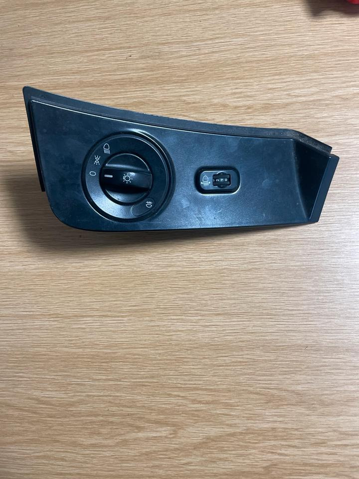 Mercedes-Benz Atego Lichtschalter A9406800439 - Système électrique pour Camion: photos 1 Mercedes-Benz Atego Lichtschalter A9406800439 - Système électrique pour Camion: photos 1