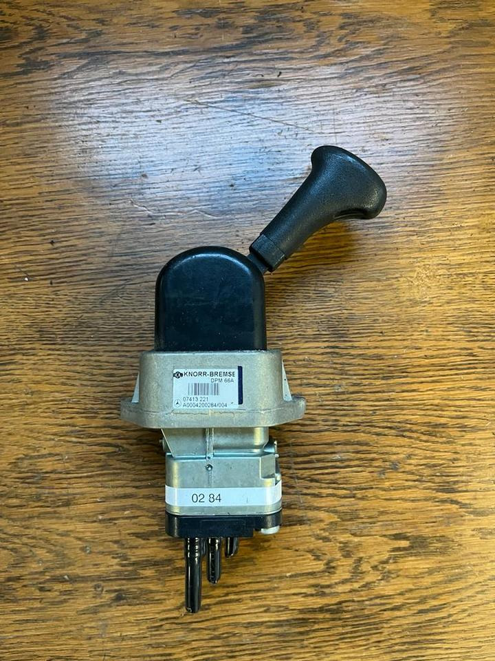 Mercedes Bremsventil Feststellbremse Handbremsventil A0004200284 - Valve de frein pour Camion: photos 1 Mercedes Bremsventil Feststellbremse Handbremsventil A0004200284 - Valve de frein pour Camion: photos 1