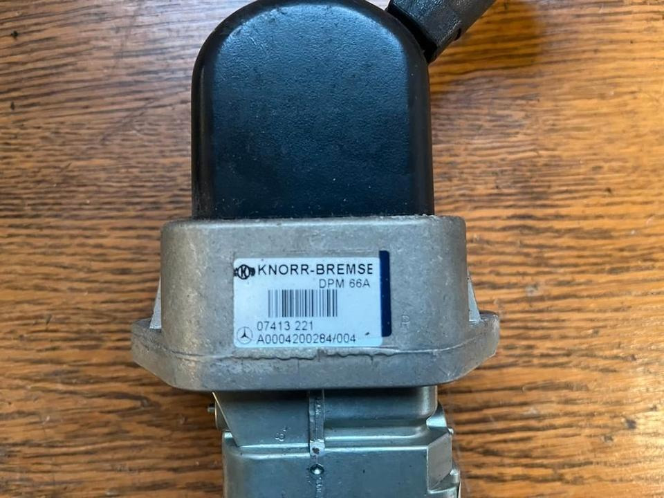Mercedes Bremsventil Feststellbremse Handbremsventil A0004200284 - Valve de frein pour Camion: photos 2 Mercedes Bremsventil Feststellbremse Handbremsventil A0004200284 - Valve de frein pour Camion: photos 2