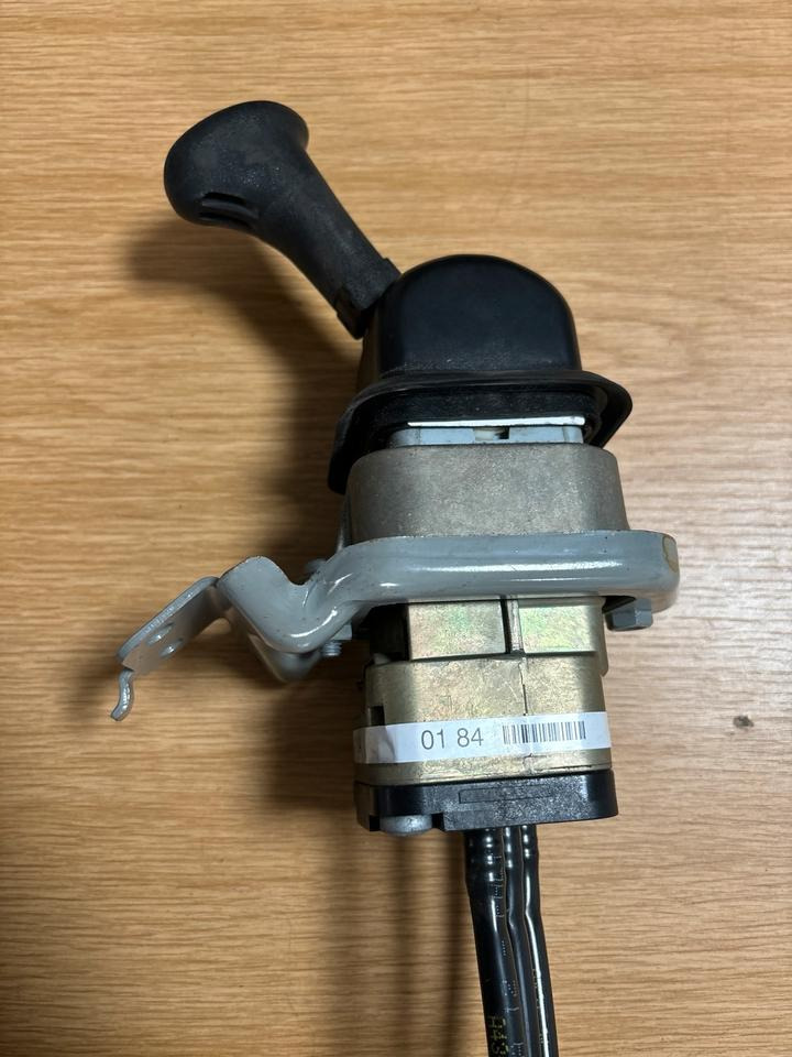 Mercedes KNORR-BREMSE Bremsventil Handbremsventil A0004200184 - Levier de vitesse pour Camion: photos 2 Mercedes KNORR-BREMSE Bremsventil Handbremsventil A0004200184 - Levier de vitesse pour Camion: photos 2