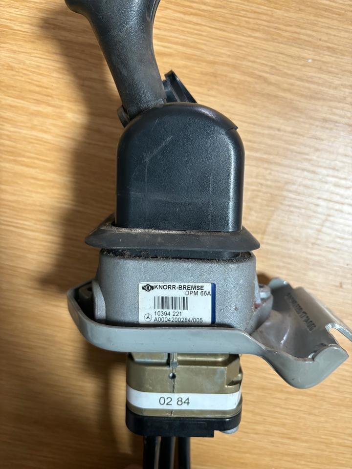 Mercedes KNORR-BREMSE Bremsventil Handbremsventil A0004200284 - Valve de frein pour Camion: photos 3 Mercedes KNORR-BREMSE Bremsventil Handbremsventil A0004200284 - Valve de frein pour Camion: photos 3