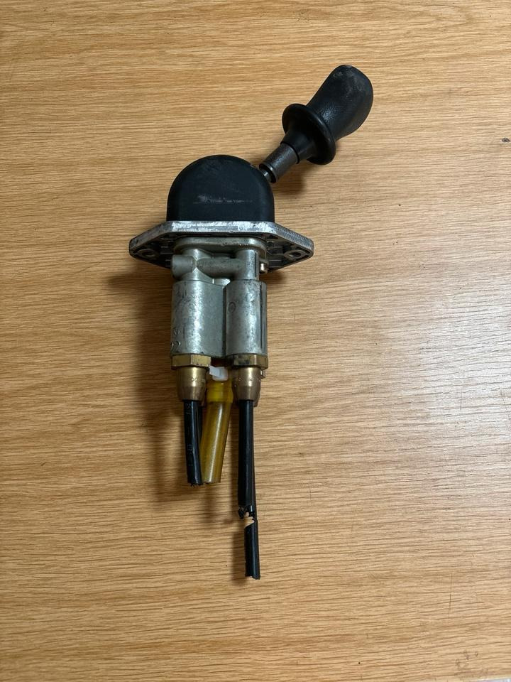 Mercedes KNORR-BREMSE Handbremsventil / Festellbremse 0481016603 - Levier de vitesse pour Camion: photos 1 Mercedes KNORR-BREMSE Handbremsventil / Festellbremse 0481016603 - Levier de vitesse pour Camion: photos 1