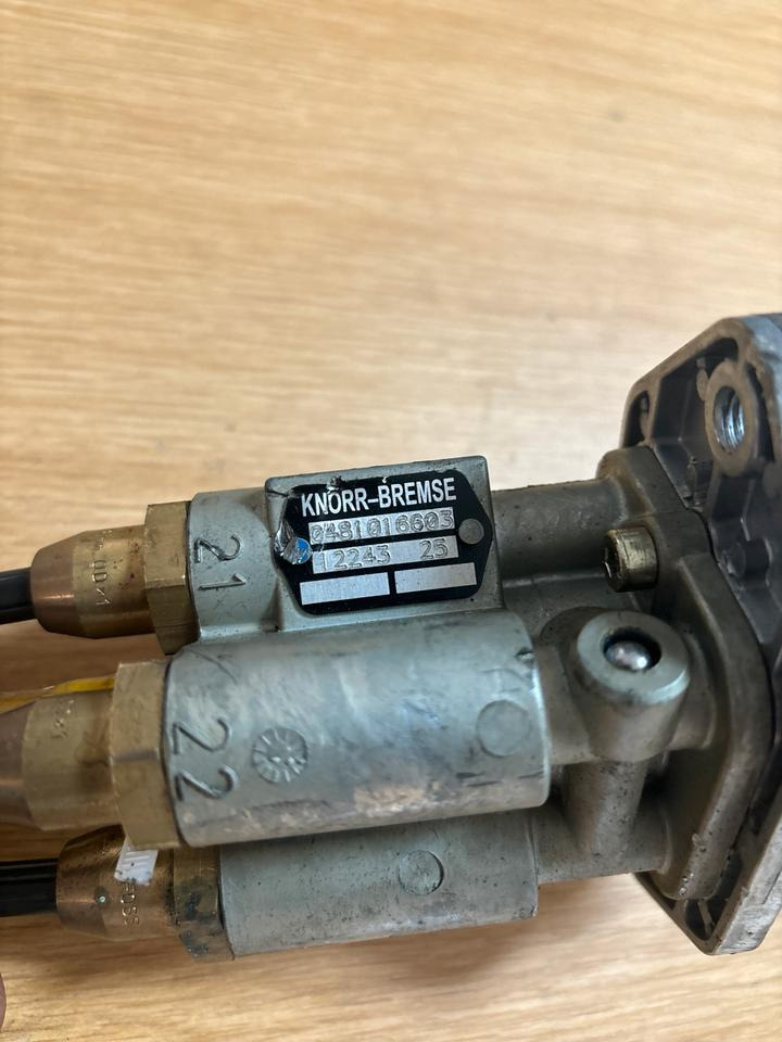 Mercedes KNORR-BREMSE Handbremsventil / Festellbremse 0481016603 - Levier de vitesse pour Camion: photos 3 Mercedes KNORR-BREMSE Handbremsventil / Festellbremse 0481016603 - Levier de vitesse pour Camion: photos 3