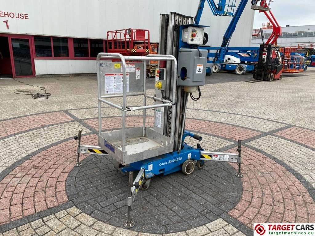 Genie AWP-25S Electric AC Vertical Mast Work Lift 950cm - Nacelle à mât vertical: photos 1 Genie AWP-25S Electric AC Vertical Mast Work Lift 950cm - Nacelle à mât vertical: photos 1