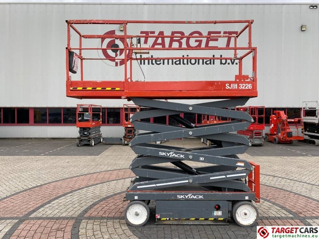 SkyJack SJIII-3226 Electric 3226 Scissor Work Lift 990cm - Nacelle ciseaux: photos 5 SkyJack SJIII-3226 Electric 3226 Scissor Work Lift 990cm - Nacelle ciseaux: photos 5