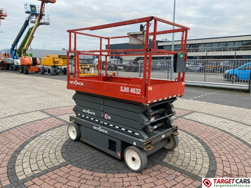 SkyJack SJIII-4632 Electric 4632 Scissor Work Lift 1170cm - Nacelle ciseaux: photos 2 SkyJack SJIII-4632 Electric 4632 Scissor Work Lift 1170cm - Nacelle ciseaux: photos 2