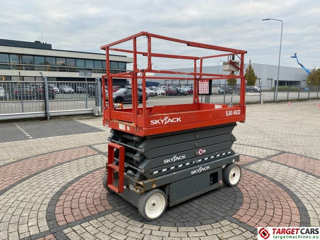 SkyJack SJIII-4632 Electric 4632 Scissor Work Lift 1170cm - Nacelle ciseaux: photos 3 SkyJack SJIII-4632 Electric 4632 Scissor Work Lift 1170cm - Nacelle ciseaux: photos 3