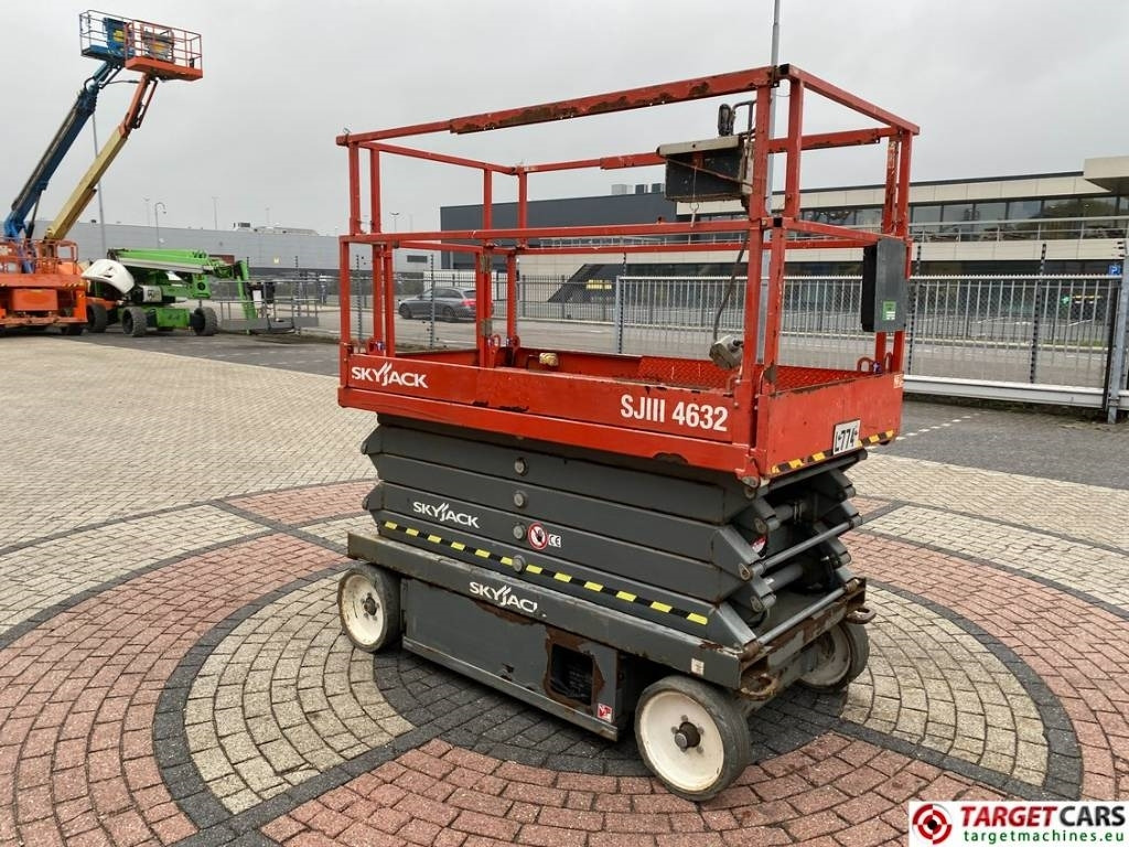 SkyJack SJIII-4632 Electric 4632 Scissor Work Lift 1170cm - Nacelle ciseaux: photos 2 SkyJack SJIII-4632 Electric 4632 Scissor Work Lift 1170cm - Nacelle ciseaux: photos 2