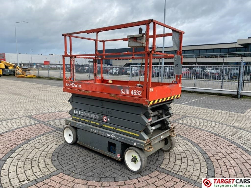 SkyJack SJIII-4632 Electric Scissor Work Lift 1170cm - Nacelle ciseaux: photos 2 SkyJack SJIII-4632 Electric Scissor Work Lift 1170cm - Nacelle ciseaux: photos 2