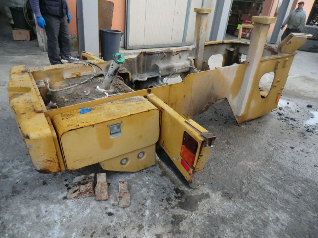Caterpillar 928G TELAIO POSTERIORE COMPLETO DI SERBATOIO GASOLIO E CONTRAPPESI LATERALI - Réservoir de carburant pour Engins de chantier: photos 4 Caterpillar 928G TELAIO POSTERIORE COMPLETO DI SERBATOIO GASOLIO E CONTRAPPESI LATERALI - Réservoir de carburant pour Engins de chantier: photos 4