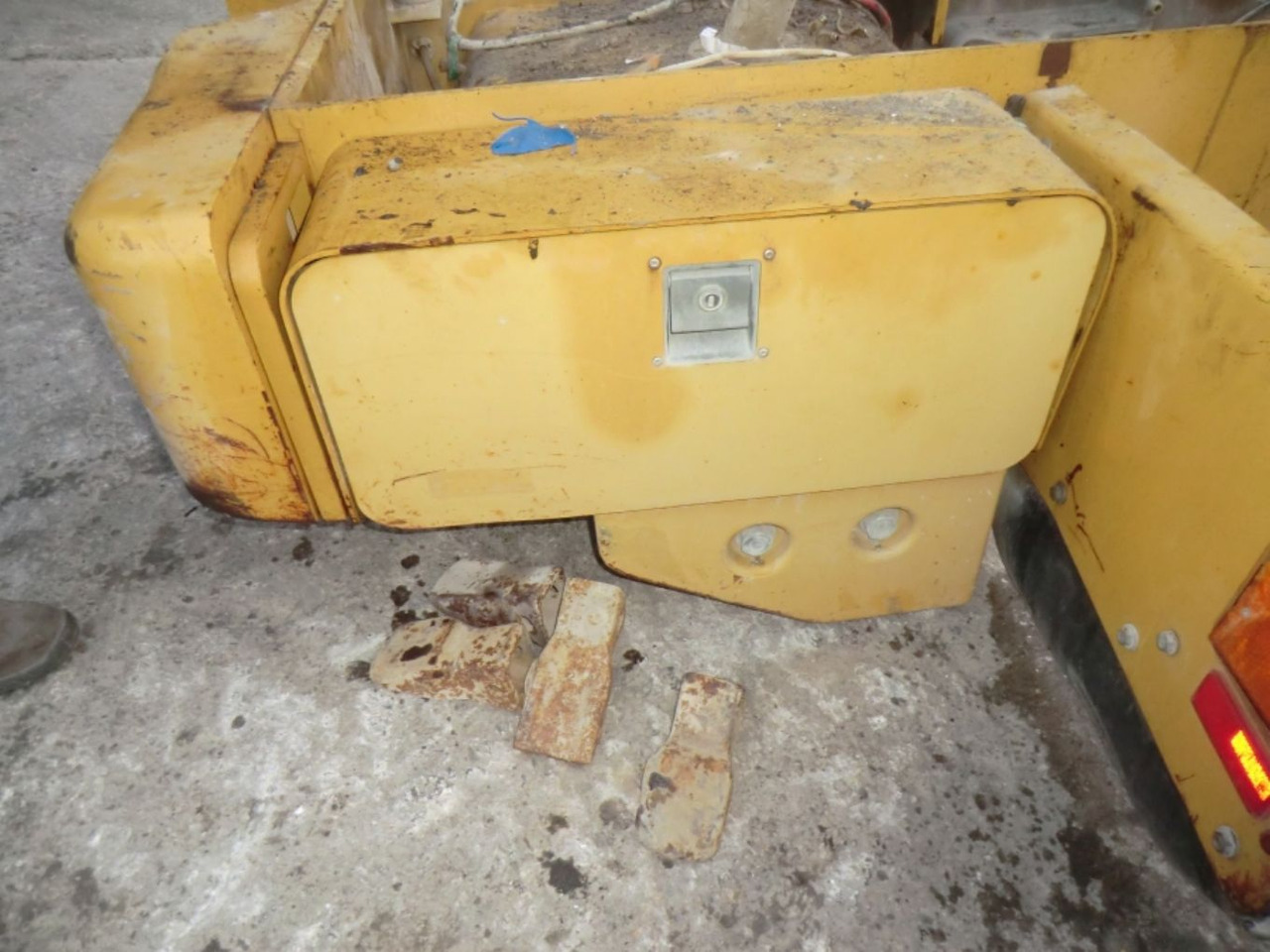 Caterpillar 928G TELAIO POSTERIORE COMPLETO DI SERBATOIO GASOLIO E CONTRAPPESI LATERALI - Réservoir de carburant pour Engins de chantier: photos 2 Caterpillar 928G TELAIO POSTERIORE COMPLETO DI SERBATOIO GASOLIO E CONTRAPPESI LATERALI - Réservoir de carburant pour Engins de chantier: photos 2