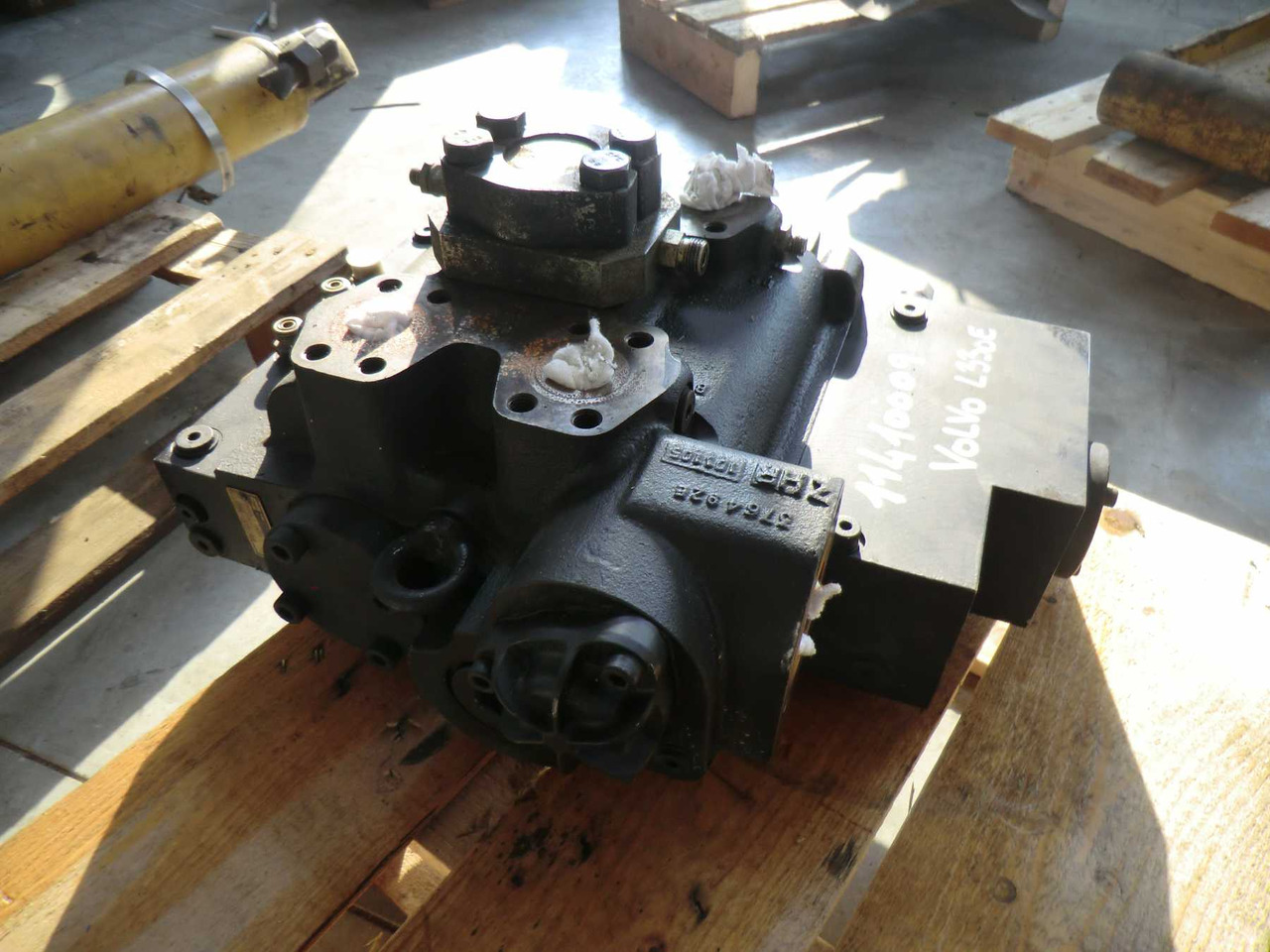 VOLVO L330E L350F DISTRIBUTORE - Valve hydraulique pour Engins de chantier: photos 1 VOLVO L330E L350F DISTRIBUTORE - Valve hydraulique pour Engins de chantier: photos 1