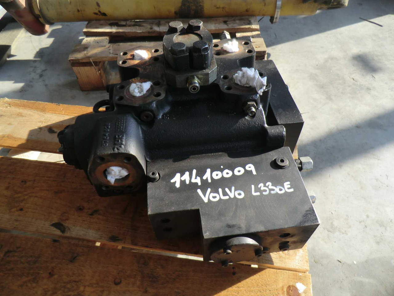 VOLVO L330E L350F DISTRIBUTORE - Valve hydraulique pour Engins de chantier: photos 2 VOLVO L330E L350F DISTRIBUTORE - Valve hydraulique pour Engins de chantier: photos 2