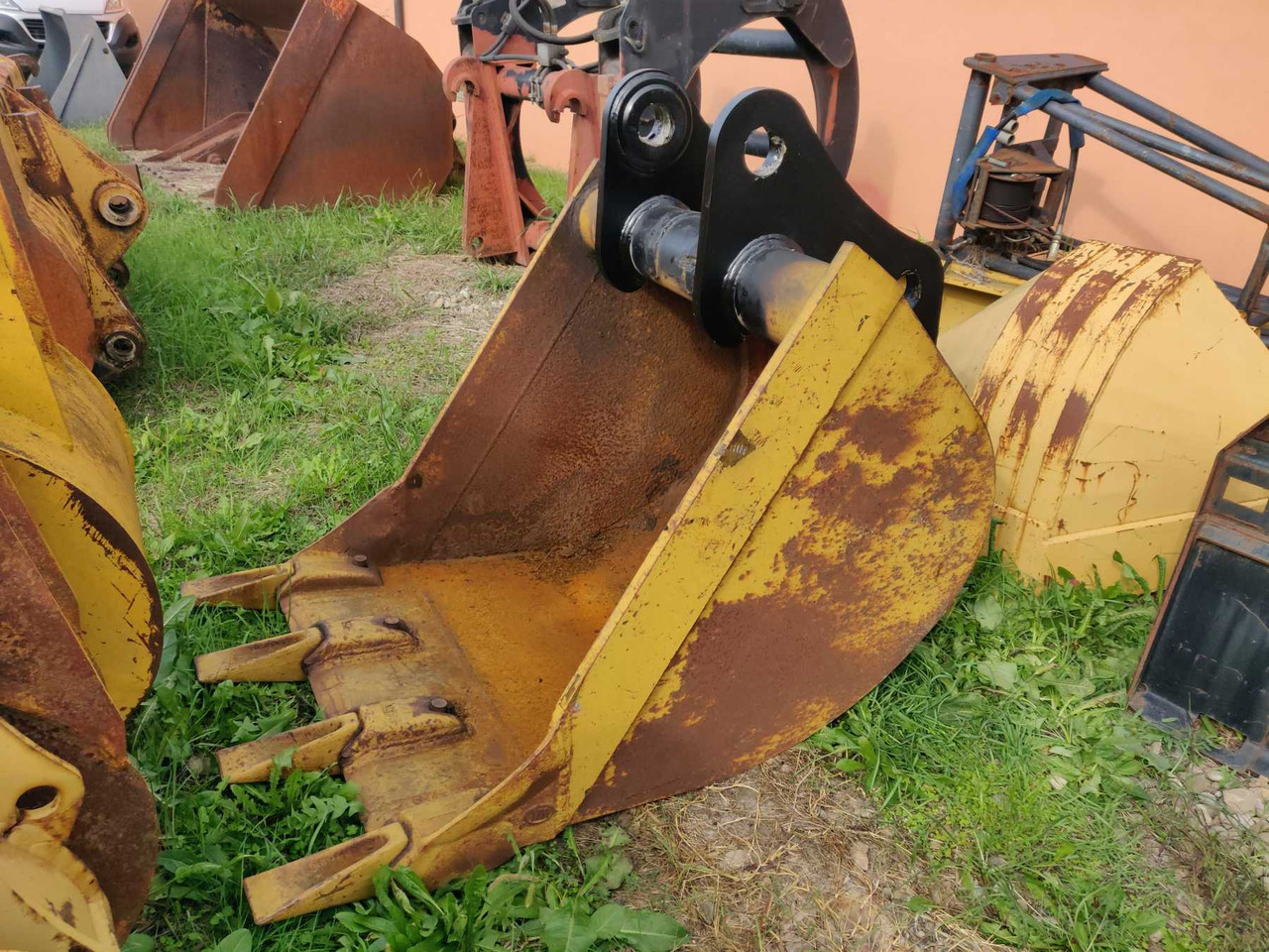 Varie 1000 MM benna da 1000 mm con denti. Attacco adattabile CAT 323B e VOLVO EC220 - Godet pour pelle: photos 3 Varie 1000 MM benna da 1000 mm con denti. Attacco adattabile CAT 323B e VOLVO EC220 - Godet pour pelle: photos 3