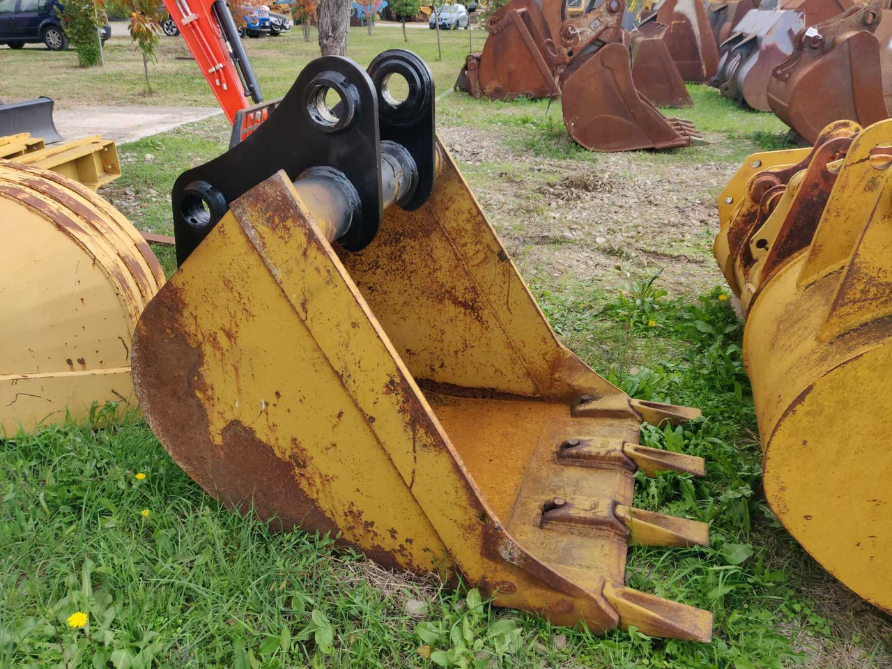 Varie 1000 MM benna da 1000 mm con denti. Attacco adattabile CAT 323B e VOLVO EC220 - Godet pour pelle: photos 2 Varie 1000 MM benna da 1000 mm con denti. Attacco adattabile CAT 323B e VOLVO EC220 - Godet pour pelle: photos 2