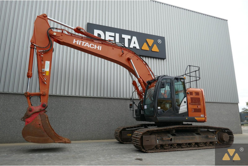 Hitachi ZX225USLC-6 - Pelle sur chenille: photos 3 Hitachi ZX225USLC-6 - Pelle sur chenille: photos 3
