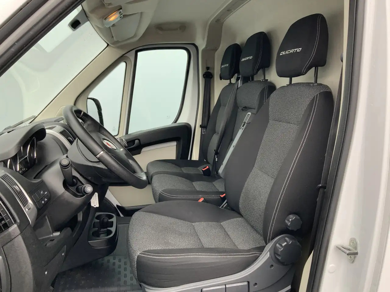 Fiat Ducato 35H 2.3 MultiJet L3H2 Maxi Airco Cruise Navi 3 Zit - Fourgon utilitaire: photos 5 Fiat Ducato 35H 2.3 MultiJet L3H2 Maxi Airco Cruise Navi 3 Zit - Fourgon utilitaire: photos 5