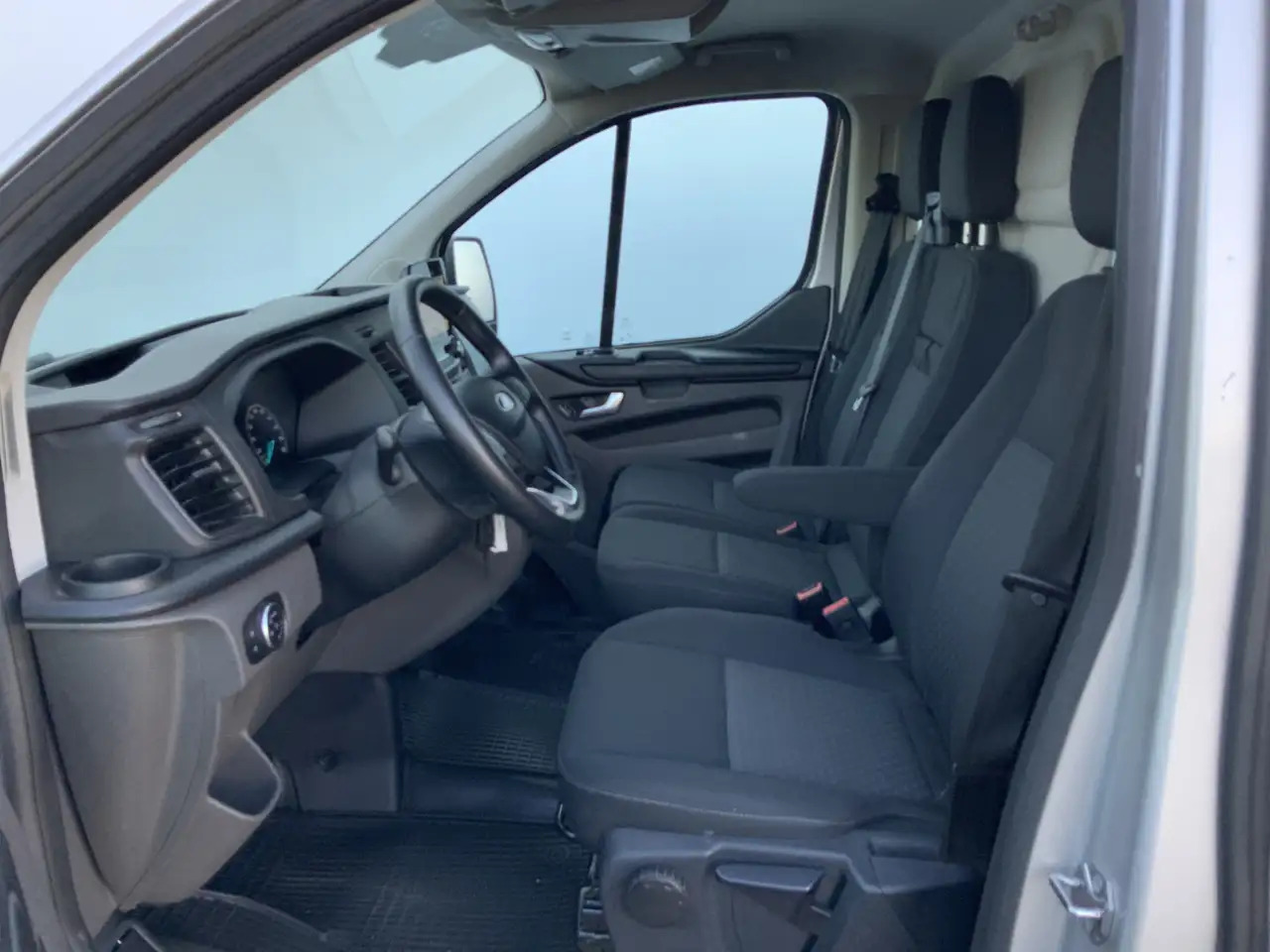 Ford Transit Custom 300 2.0 TDCI L1H1 Limited Airco Cruise Camera 3 Zi - Fourgon utilitaire: photos 4 Ford Transit Custom 300 2.0 TDCI L1H1 Limited Airco Cruise Camera 3 Zi - Fourgon utilitaire: photos 4