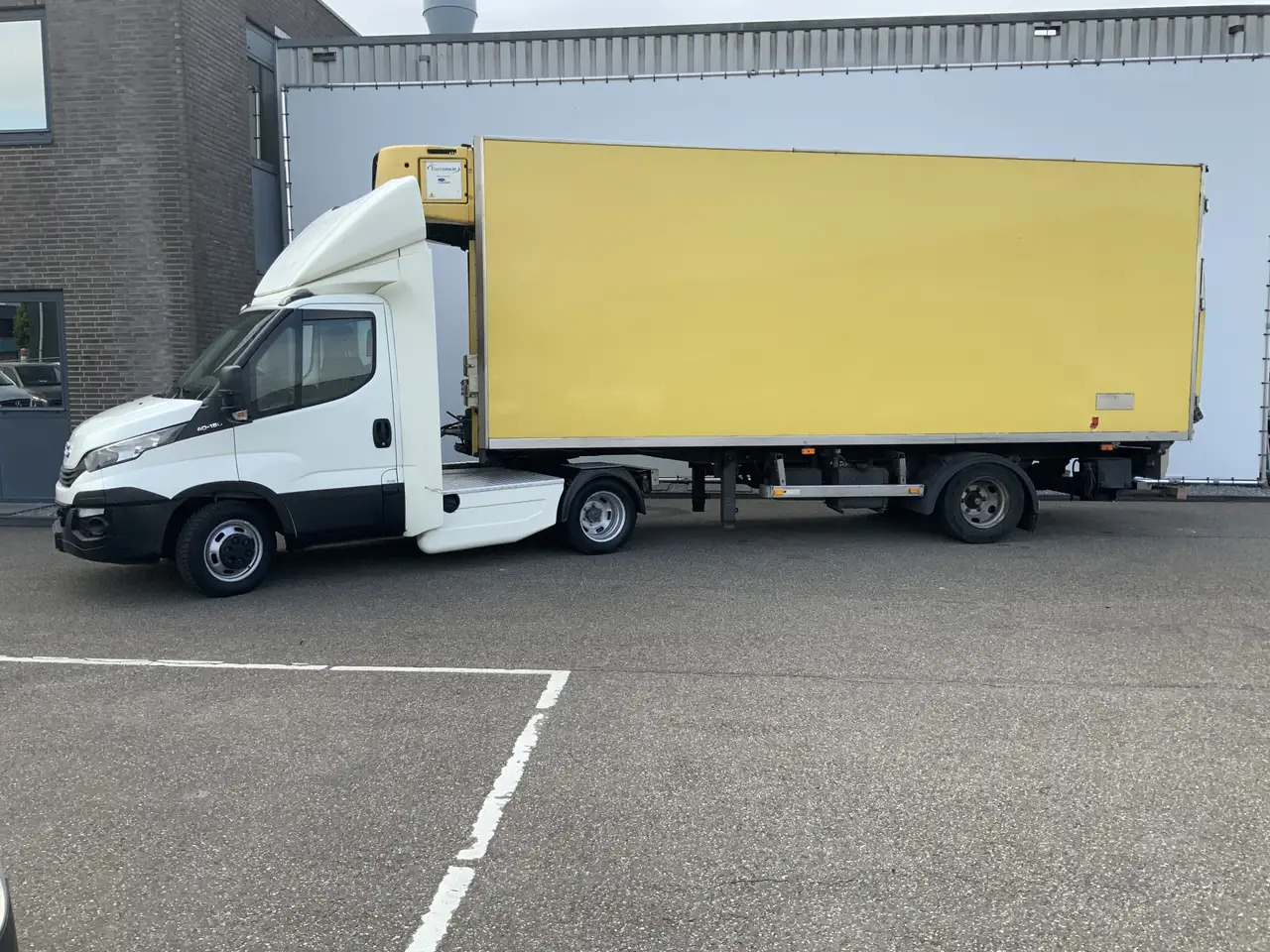 Iveco 40C18 B.E Trekker & Koel Trailer & Laadklep Bakmaa - Tracteur routier BE, Semi-remorque frigorifique: photos 2 Iveco 40C18 B.E Trekker & Koel Trailer & Laadklep Bakmaa - Tracteur routier BE, Semi-remorque frigorifique: photos 2