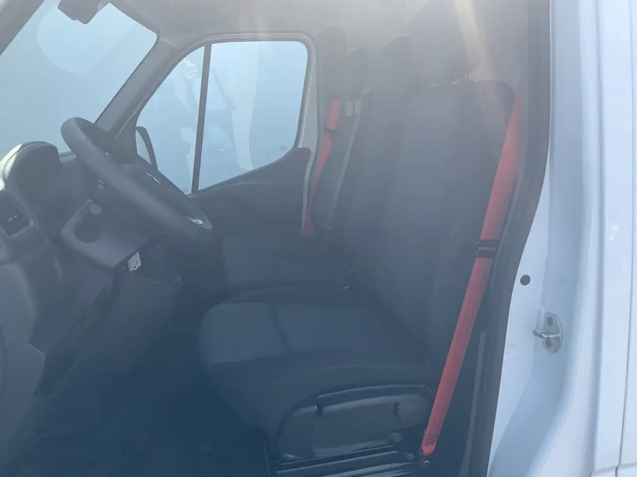 Renault Master T35 2.3 dCi 150 L2H2 Energy Work Edition Airco Cru - Fourgon utilitaire: photos 4 Renault Master T35 2.3 dCi 150 L2H2 Energy Work Edition Airco Cru - Fourgon utilitaire: photos 4