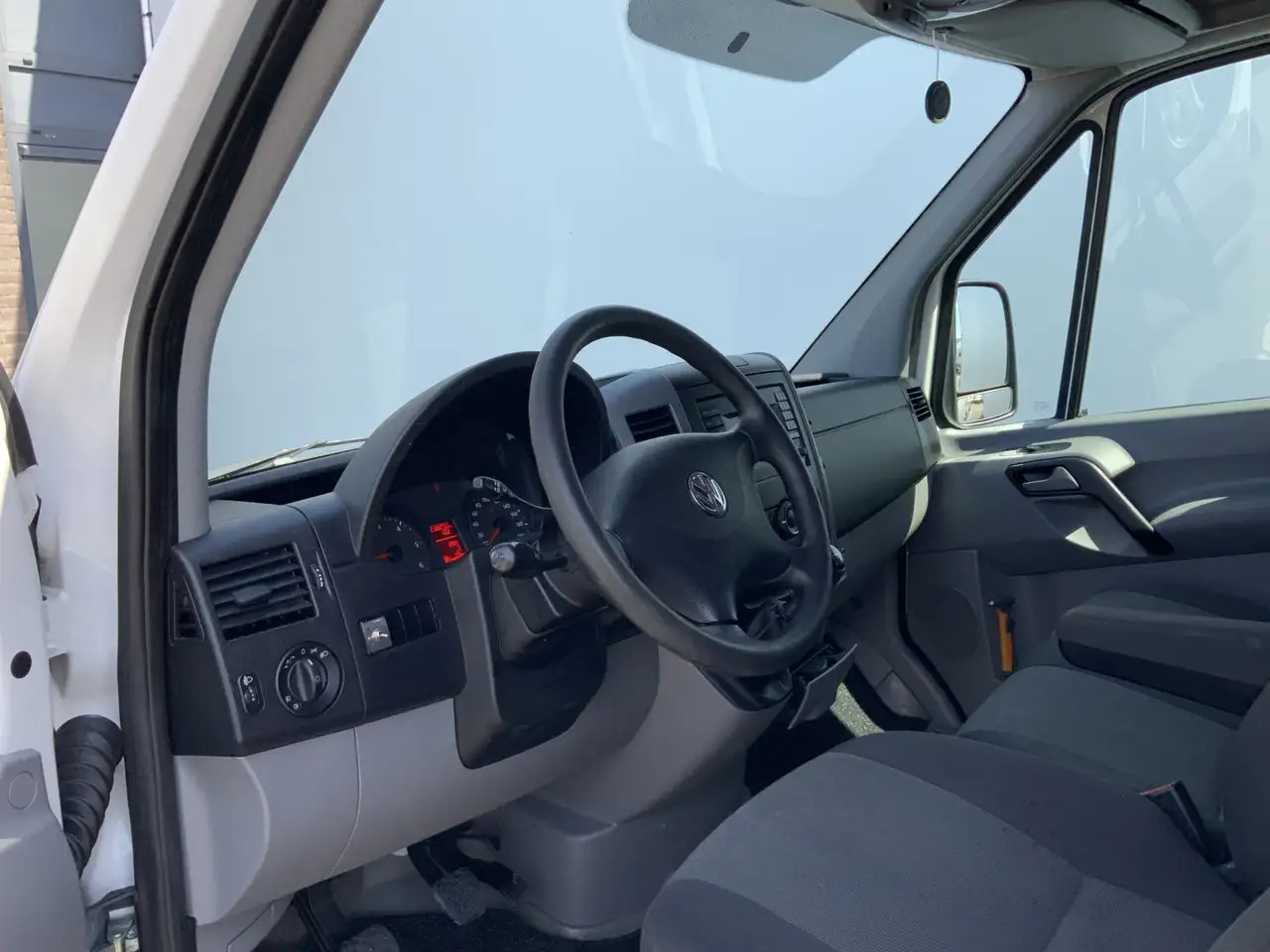 Volkswagen Crafter 35 2.0 TDI L1H1 Airco Cruise 3 Zits Trekhaak 2000 - Fourgon utilitaire: photos 5 Volkswagen Crafter 35 2.0 TDI L1H1 Airco Cruise 3 Zits Trekhaak 2000 - Fourgon utilitaire: photos 5