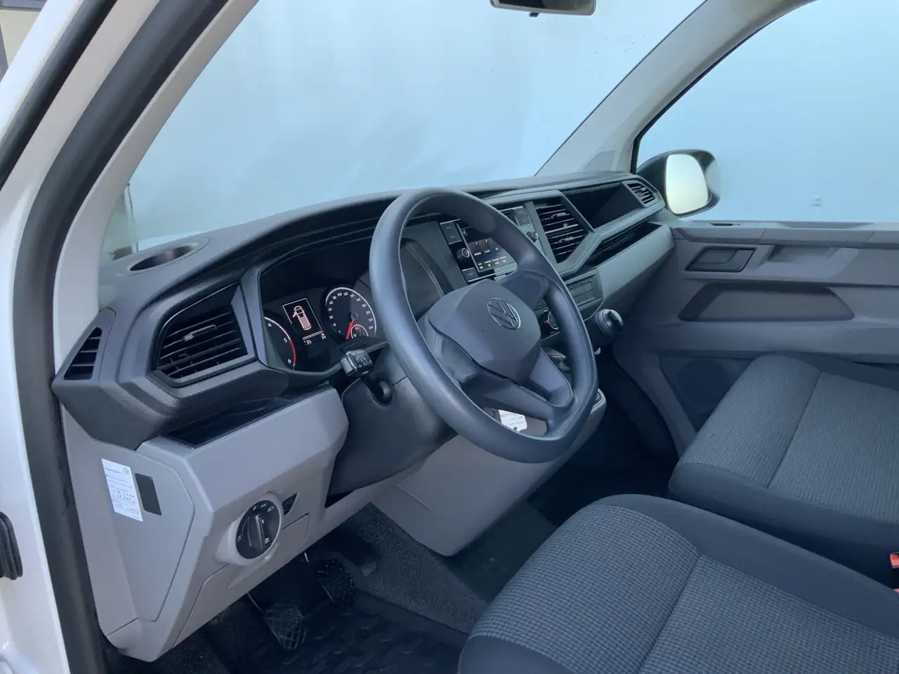 Volkswagen T6.1 Transporter 2.0 TDI L1H1 26 Economy Business Airco Cruise 3 Zi - Fourgon utilitaire: photos 5 Volkswagen T6.1 Transporter 2.0 TDI L1H1 26 Economy Business Airco Cruise 3 Zi - Fourgon utilitaire: photos 5