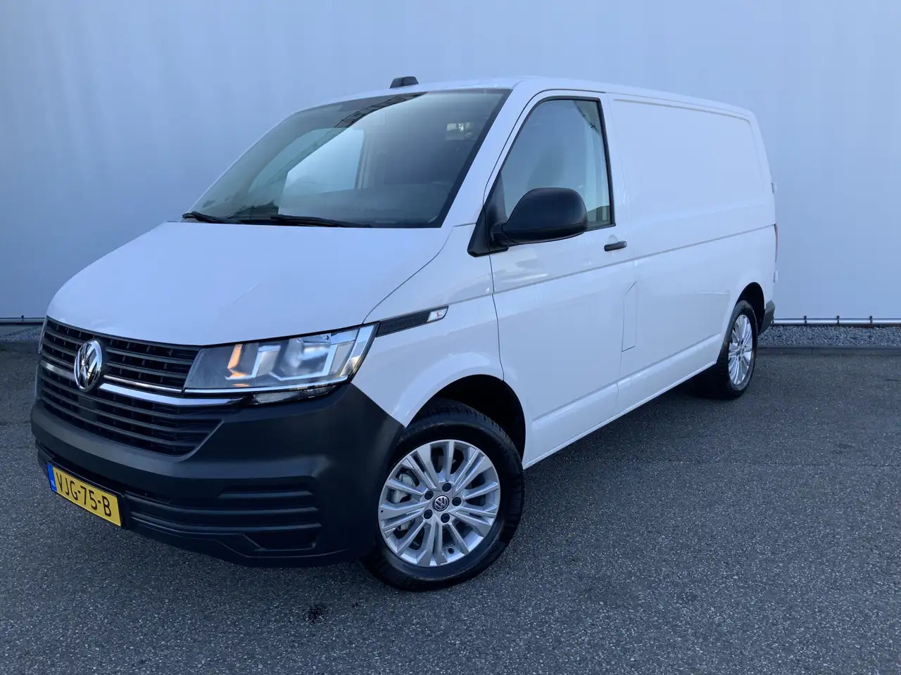 Volkswagen T6.1 Transporter 2.0 TDI L1H1 26 Economy Business - Fourgon utilitaire: photos 1 Volkswagen T6.1 Transporter 2.0 TDI L1H1 26 Economy Business - Fourgon utilitaire: photos 1